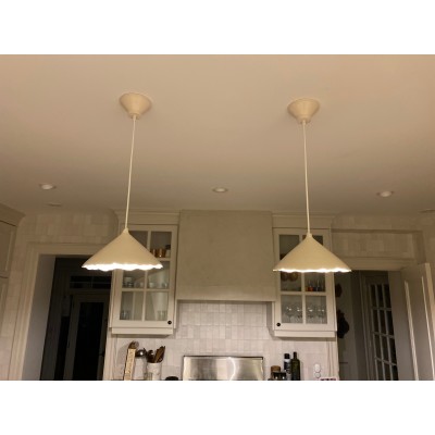 White ceramic pendant lamp with a textured edjes